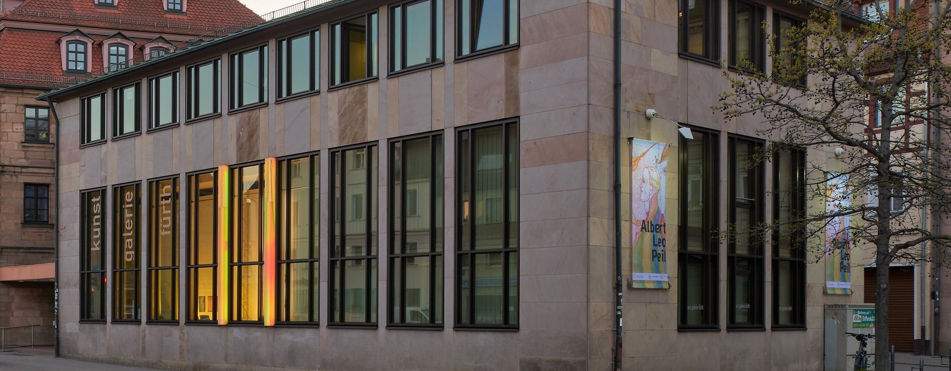 Außenansicht auf die Fensterfront der Kunstgalerie Fürth.
