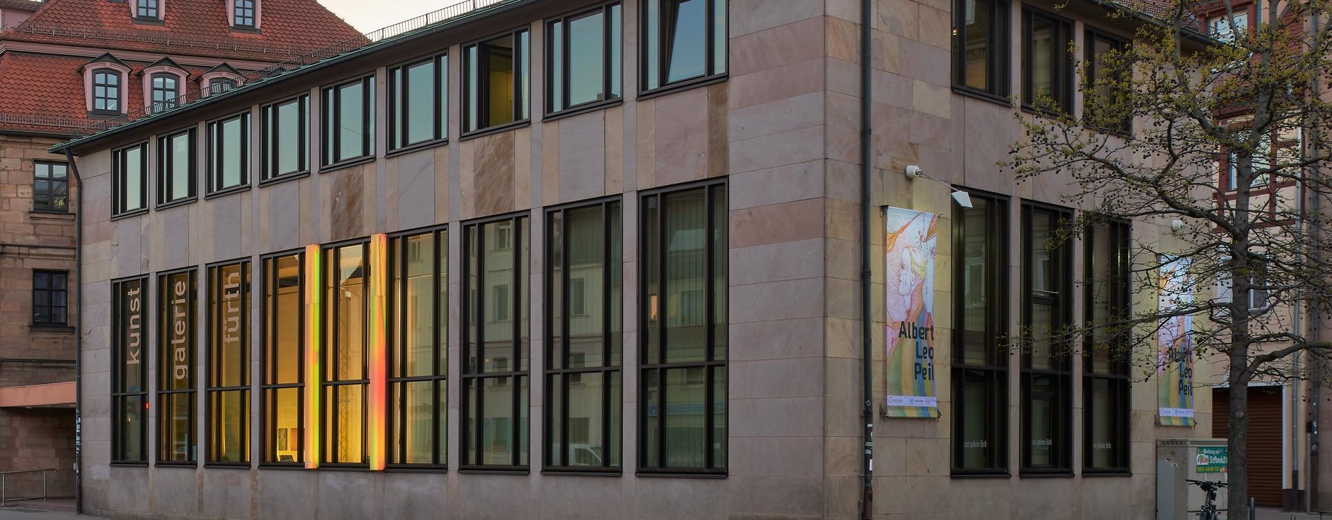 Außenansicht auf die Fensterfront der Kunstgalerie Fürth.