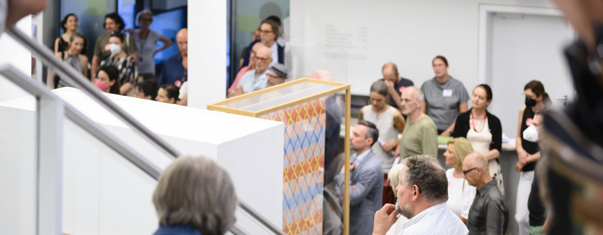 KommSchauKunst Gruppe interessierte Besucherinnen und Besucher in der Kunstgalerie Fürth