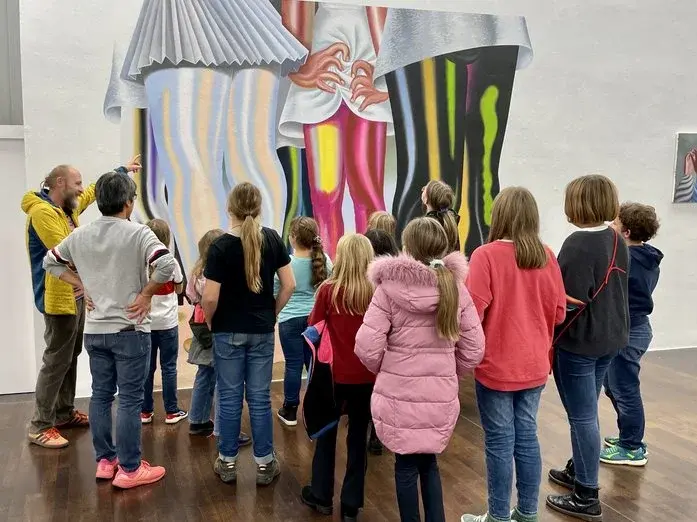 Kunstvermittlung in der kunst galerie fürth Eine Gruppe Kinder betrachtet ein großformatiges Bild.