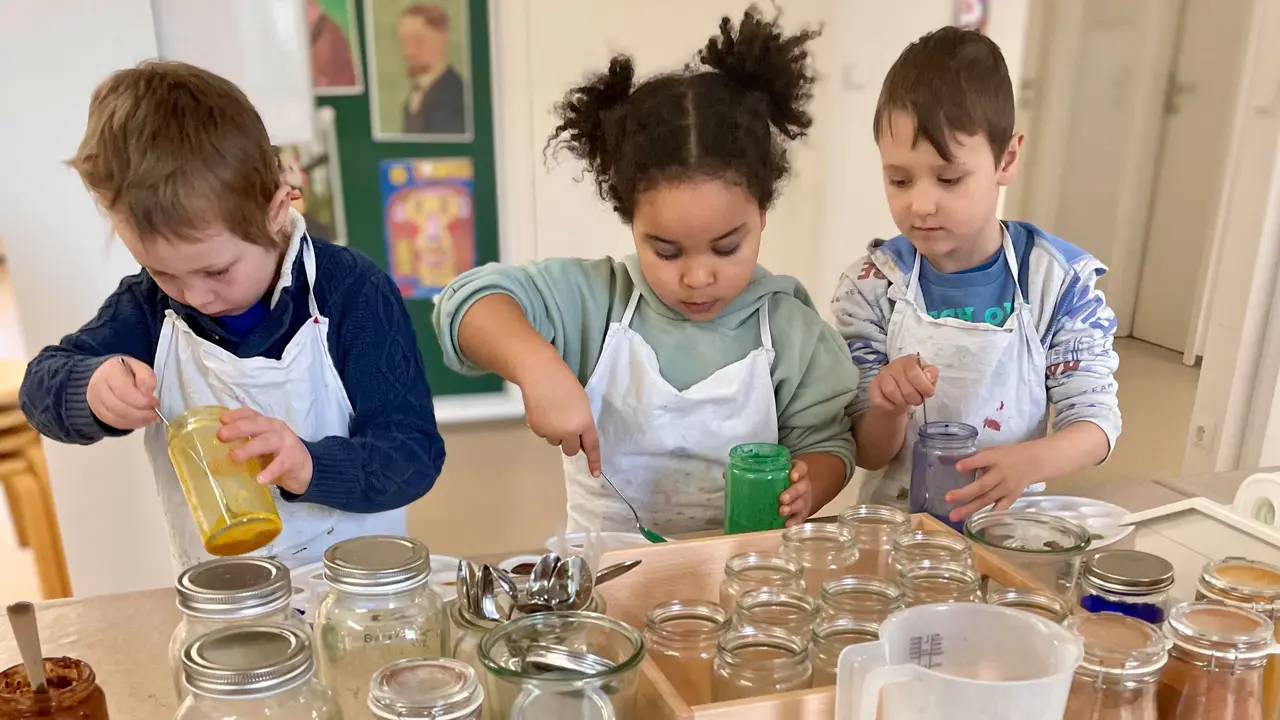 Naturfarben Workshop Drei Kinder experimentieren mit Farbpigmenten