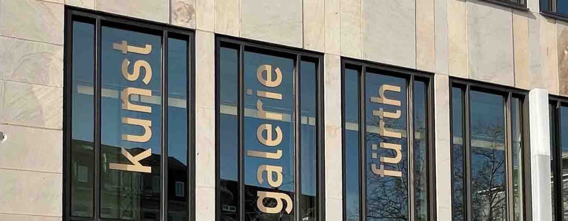 kunst galerie fürth—Städtische Galerie Beschriftung an den Fenstern: kunst galerie fürth