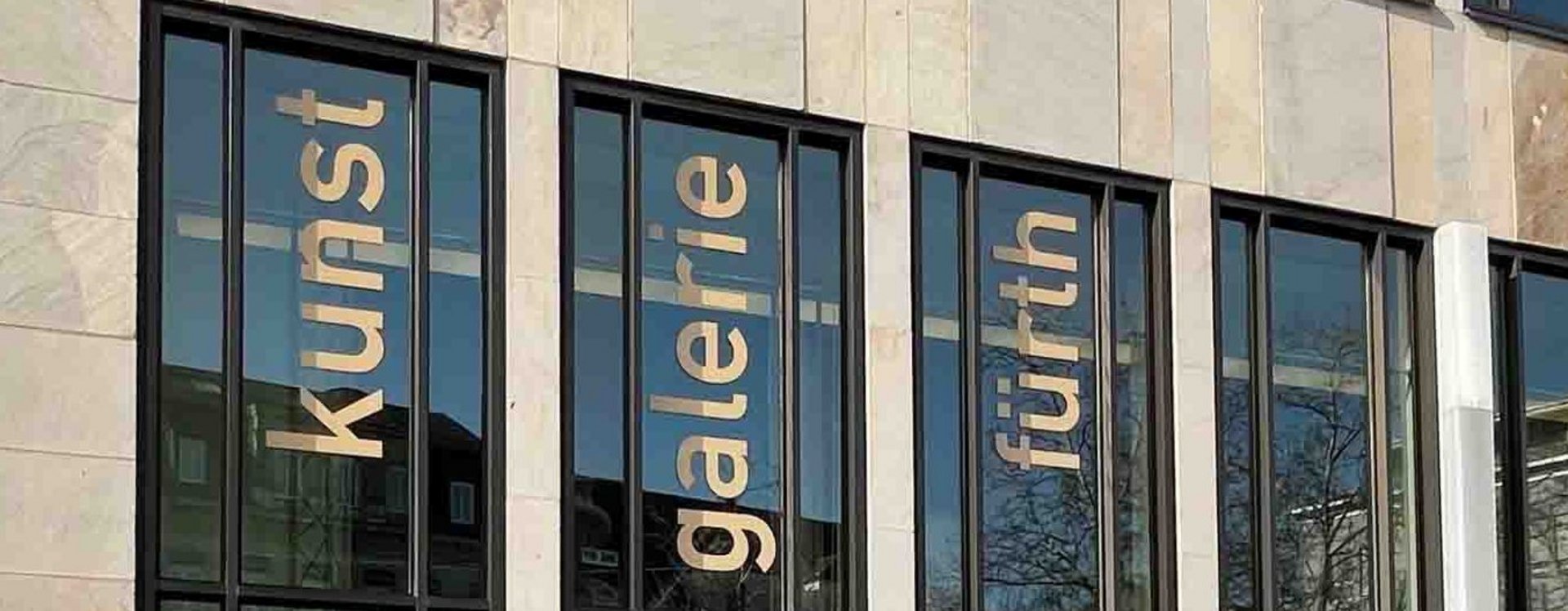 Beschriftung an den Fenstern: kunst galerie fürth