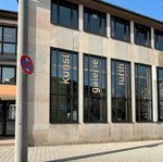 Beschriftung an den Fenstern: kunst galerie fürth